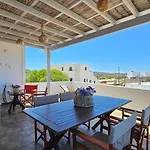 Feriehus Rinio House In Adamas *